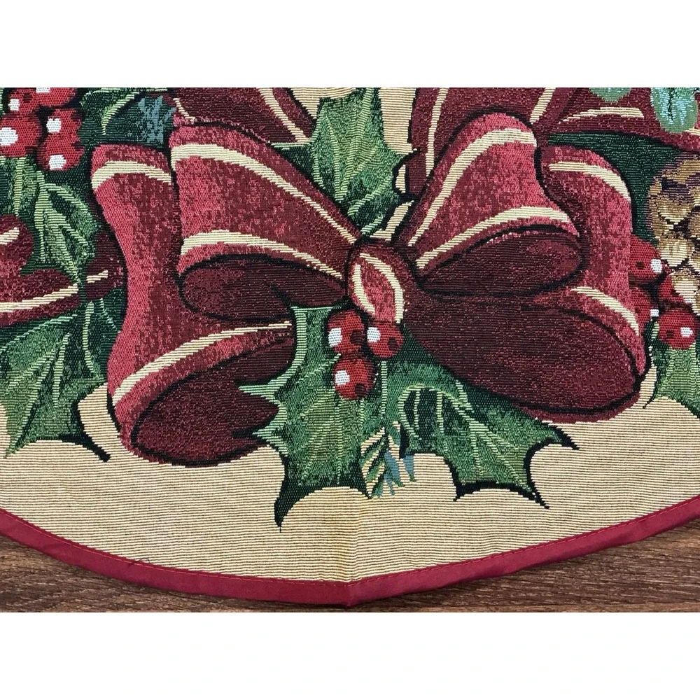Christmas Tree Skirt 38in Diameter Holiday Wreath Hollies Berries Pinecones